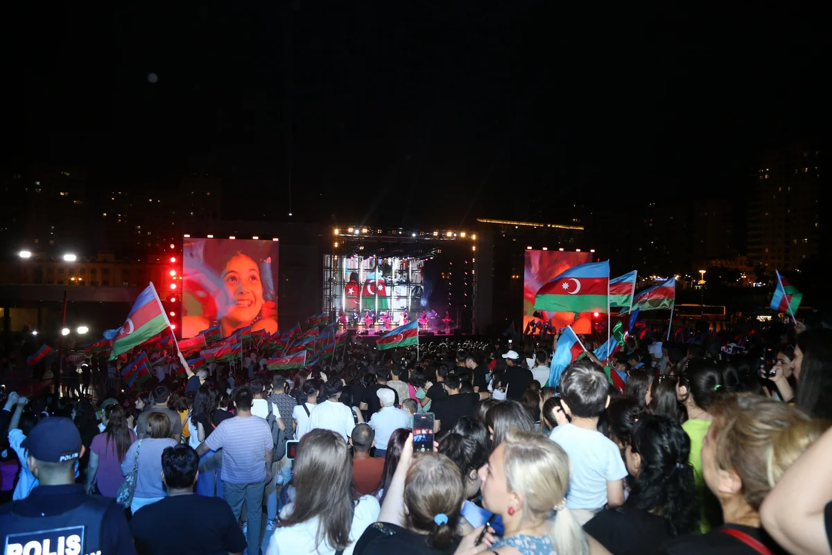 Heydər Əliyev Mərkəzinin parkında Milli Qurtuluş Gününə həsr olunan konsert keçirilib