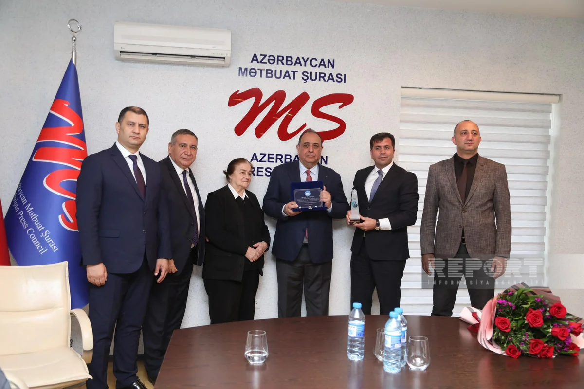 Vilayət Quliyevə Şirməmməd Hüseynov mükafatı təqdim olunub