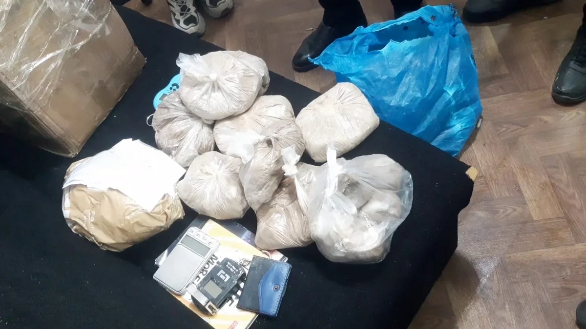 Lənkəranda gözəllik salonunda 12 kq-a yaxın narkotik və saxta dollar aşkarlanıb