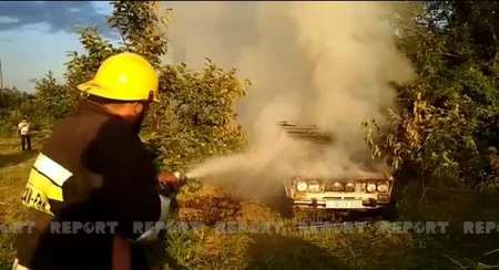 Göyçayda avtomobil yanıb