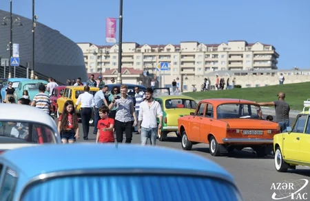 Azərbaycan Avtomobil Federasiyasının təşkilatçılığı ilə klassik avtomobillərin yürüşü və sərgisi keçirilib