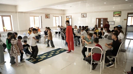 “Embawood” balaca ürəkləri sevindirmək üçün uşaq evinə baş çəkdi