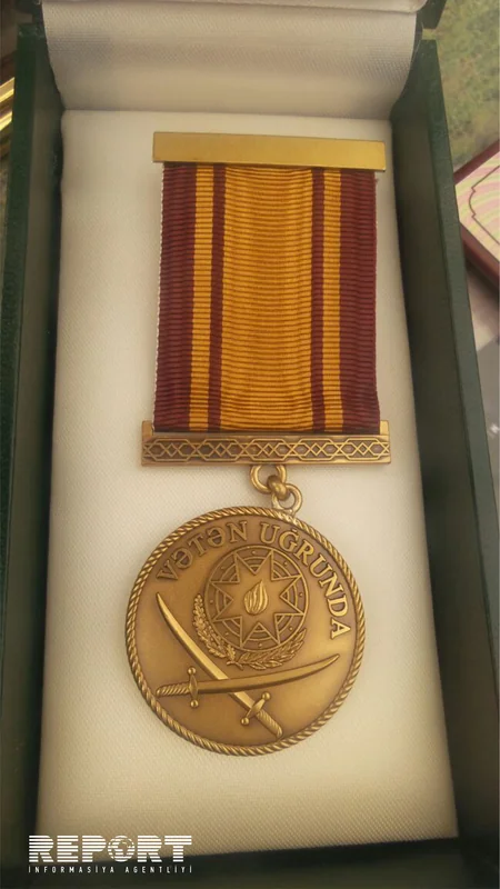 Медаль прапорщика ВС Азербайджана, павшего шехидом, вручена его семье - ФОТО