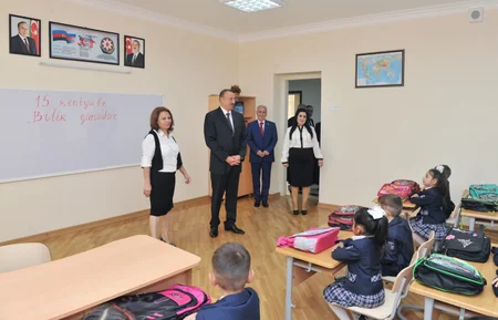 ​Prezident İlham Əliyev 148 nömrəli tam orta məktəbdə yenidənqurma işlərindən sonra yaradılan şəraitlə tanış olub