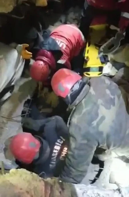 Сотрудники МЧС Азербайджана спасли из-под завалов 44 человека