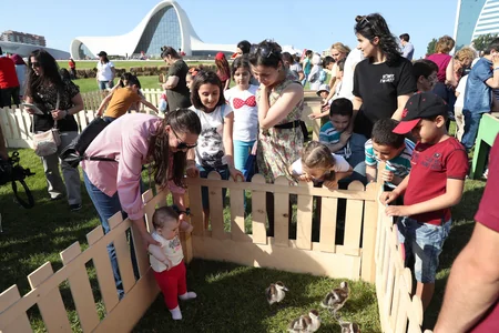 Heydər Əliyev Mərkəzinin parkında Uşaq festivalı keçirilib