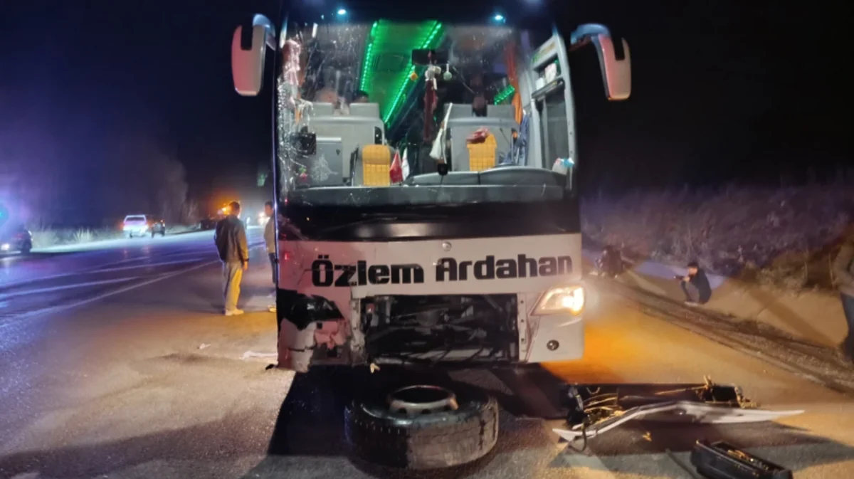 Türkiyədə sərnişin avtobusu ilə minik avtomobili toqquşub, xəsarət alanlar var