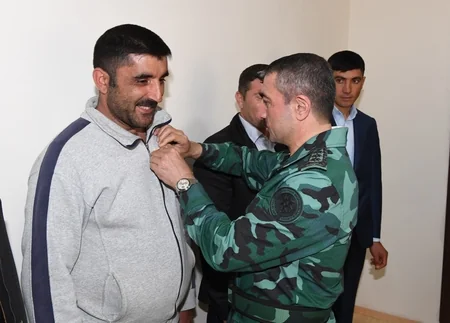 Elchin Guliyev checks combat activity of checkpoints on the border with Armenia