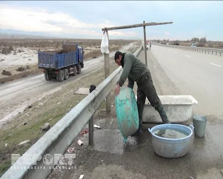 Bakı-Qazax avtomagistralında ticarətlə məşğul olan satıcılar sürücülərə təhlükə yaradır - FOTO