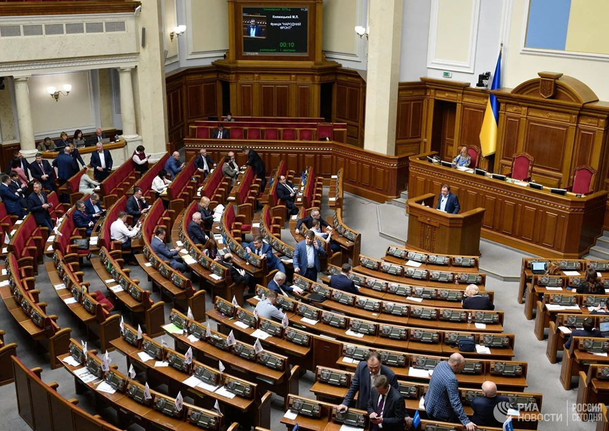 Ukrayna Konstitusiya Məhkəməsi parlamentin buraxılması qərarını qanuni sayıb