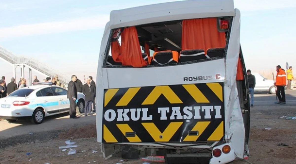 Türkiyədə məktəbliləri daşıyan mikroavtobus “TIR”la toqquşub, 1 şagird ölüb, 11-i yaralanıb