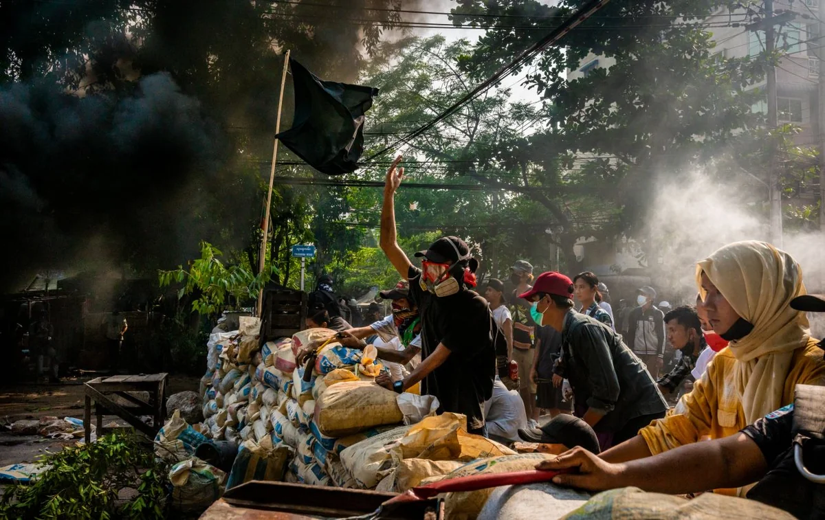 Myanmada hərbçilərlə mülki şəxslər arasında toqquşmalarda 98 nəfər öldürülüb