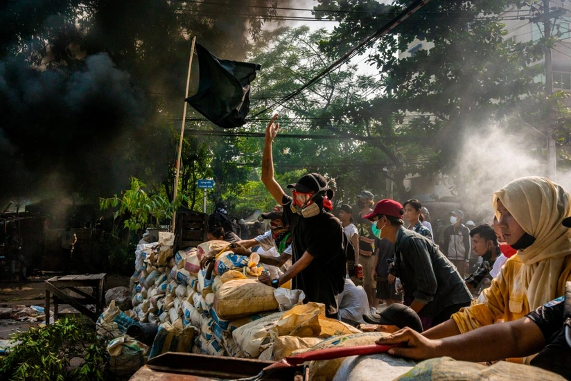 Myanmada hərbçilərlə mülki şəxslər arasında toqquşmalarda 98 nəfər öldürülüb