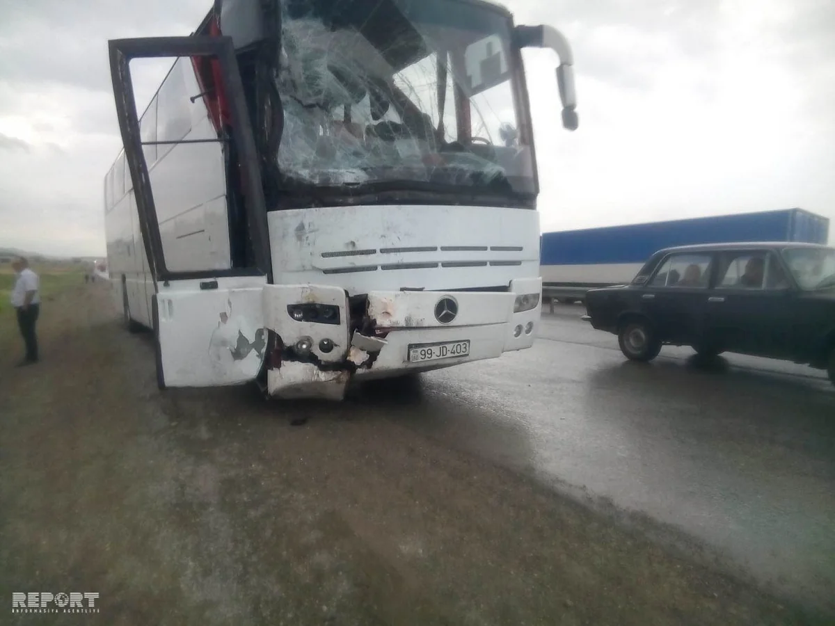 Siyəzəndə sərnişin avtobusu mikroavtobusla toqquşub, xəsarət alanlar var - FOTO