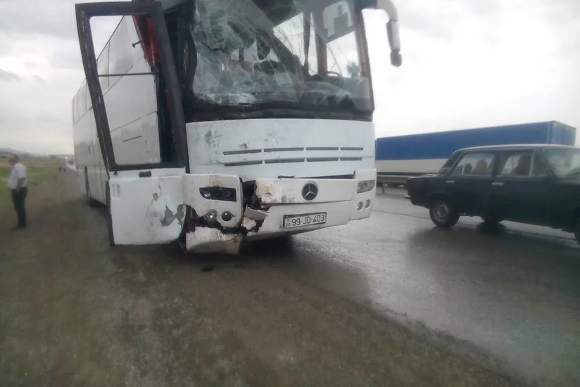 Siyəzəndə sərnişin avtobusu mikroavtobusla toqquşub, xəsarət alanlar var - FOTO