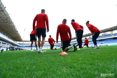 Ryan Giggs carries door during training at Bakcell Arena