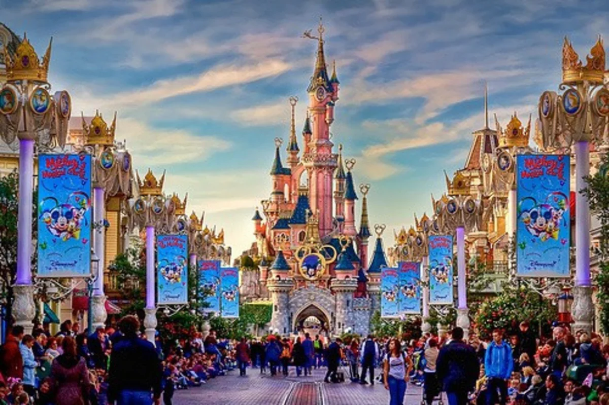 Disney изменит аттракционы в парках из-за обвинений в расизме