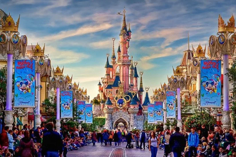 Disney изменит аттракционы в парках из-за обвинений в расизме