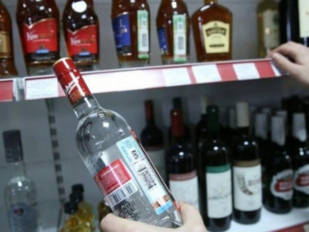 Bakıda marketdən 1 600 manatlıq spirtli içki oğurlandı