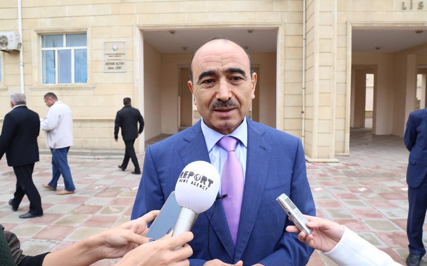 Prezidentin köməkçisi Əli Həsənov səs verib