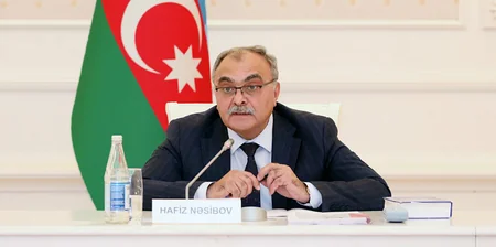 Vəzifəli şəxsin qərarına qanunsuz təsir göstərmə cinayəti ilə bağlı müzakirələr aparılıb
