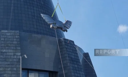 Kyiv dismantling USSR coat of arms from Ukraine's highest monument - Photos
