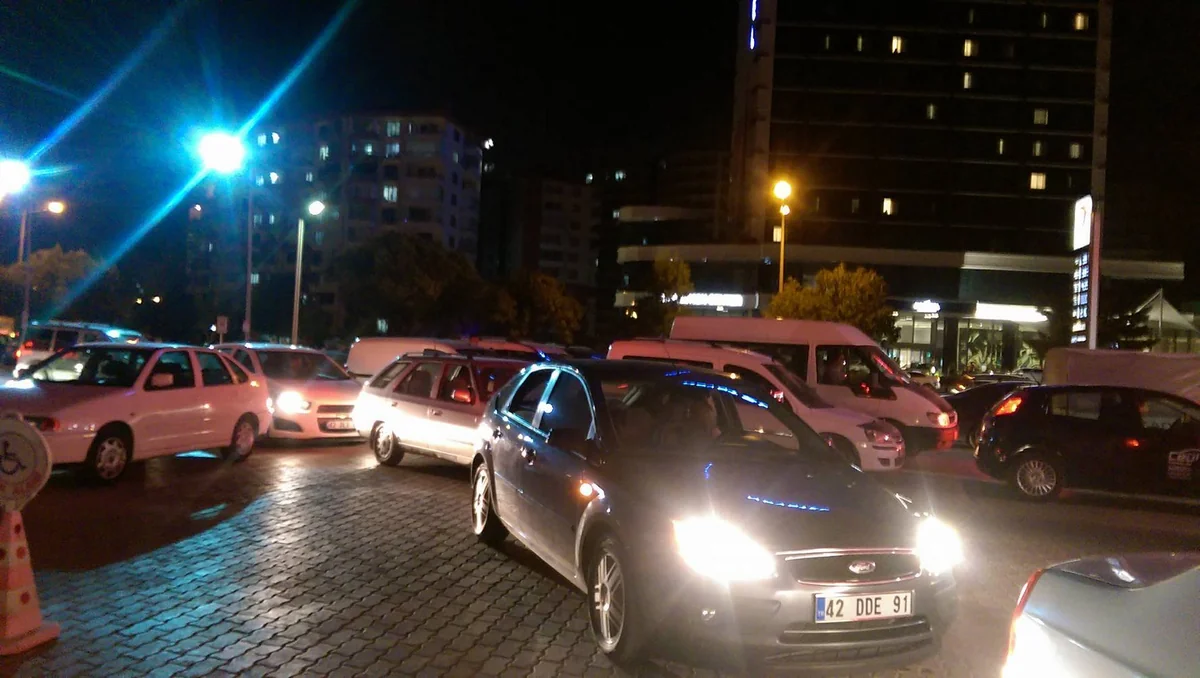 Ankara küçələrində əhali tanklara qarşı çıxıb, TRT binasını ələ keçirməyə çalışanlar zərərsizləşdirilib - FOTO - YENİLƏNİB