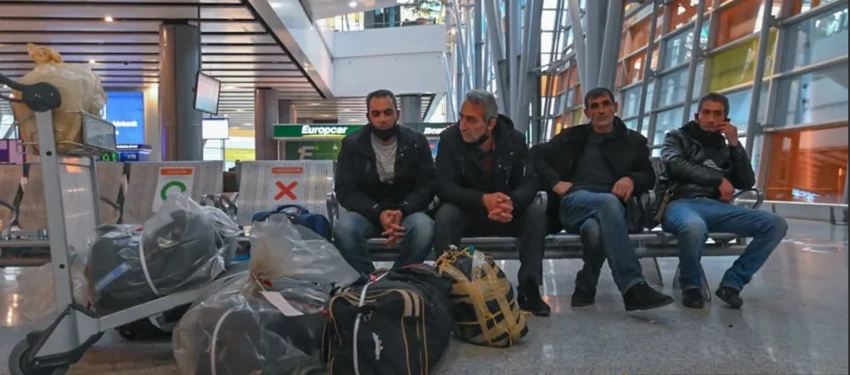 Rusiyadan qovulan ermənilər aeroportda gecələyirlər