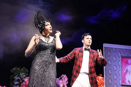 Rus Dram Teatrında Blisslər ailəsi eksentrik komediyasının premyerası olub