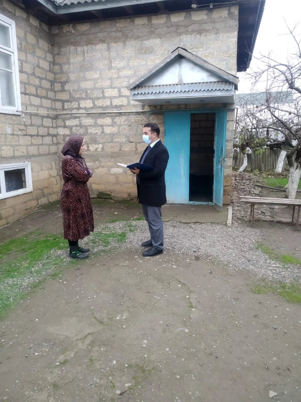 Nazirlik əməkdaşları daha bir qazinin ailəsi ilə görüşüb