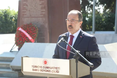 ​Zəfər Günü münasibəti ilə Bakıda Şəhidlər xiyabanı və Türk şəhidliyi ziyarət olunub
