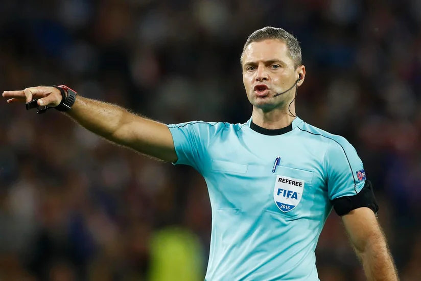 Известный футбольный арбитр завершил судейскую карьеру