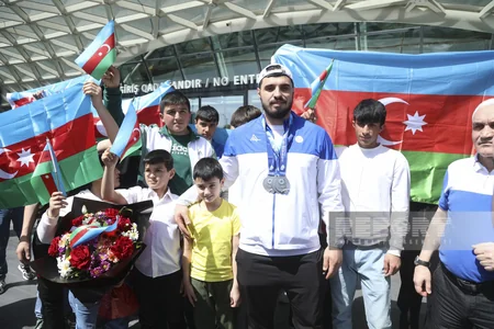 Dünya Kubokunda üç gümüş medal qazanan Azərbaycan ağırlıqqaldıranı Vətənə qayıdıb
