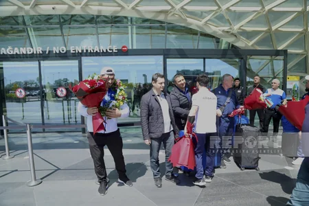 Dünya Kubokunda üç gümüş medal qazanan Azərbaycan ağırlıqqaldıranı Vətənə qayıdıb