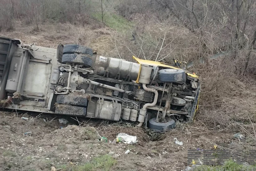 В Агдаше перевернулся грузовой автомобиль, двое пострадавших