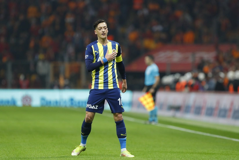 Fənərbağça Mesut Özili heyətdən kənarlaşdırıb