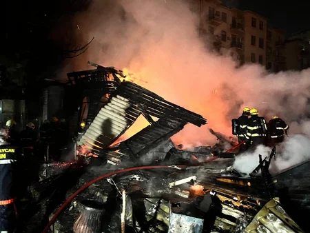 FHN: Xırdalanda iaşə obyektindəki yanğına görə binada yaşayan 45 sakin təxliyə edilib – YENİLƏNİB-4 - VİDEO