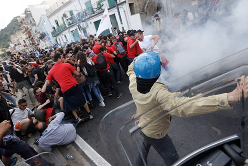 İtaliyada G7 sammitinə etiraz edənlərlə polis arasında toqquşma olub