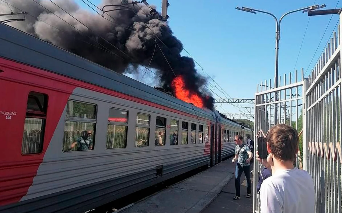 В Подмосковье загорелась пригородная электричка