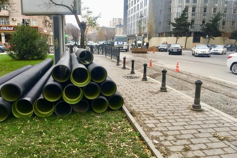 Bakı yollarında yağış-kanalizasiya sisteminin ötürücülüyünün artırılması üçün əlavə xətlər çəkilir