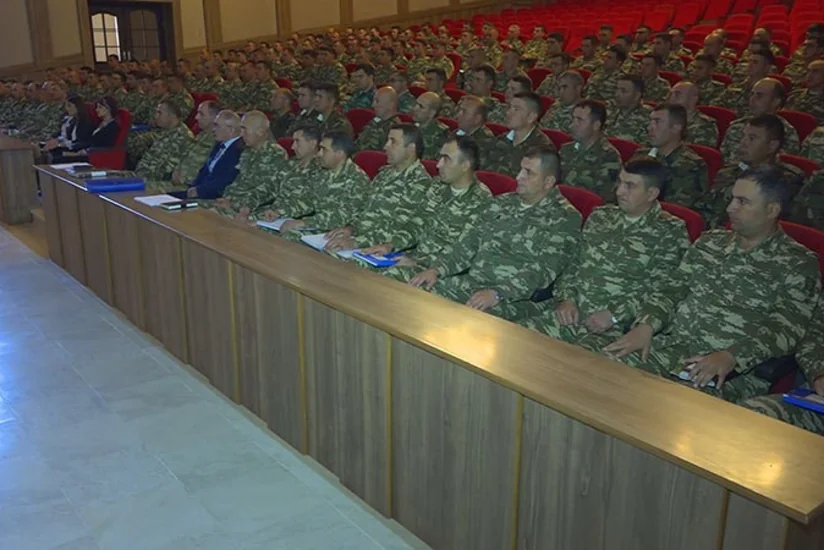 Naxçıvan Qarnizonunda şəxsi heyətlə iş üzrə komandir müavinləri ilə toplantı keçirilib
