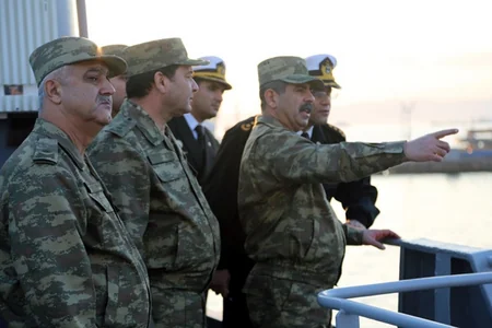 Müdafiə naziri Zakir Həsənov Xəzər dənizində keçirilən təlimləri izləyib