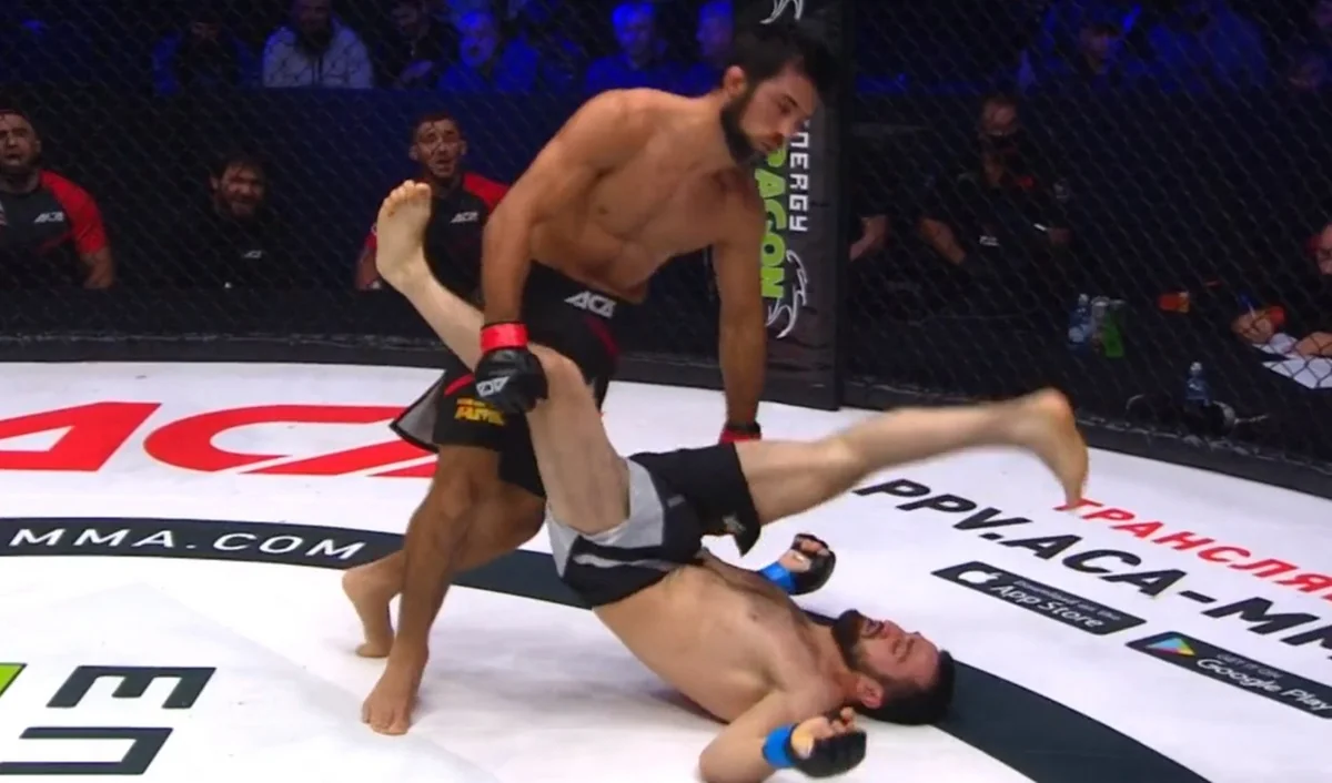 Rusiyanın MMA döyüşçüsü rəqibini yıxılmış vəziyyətdə nokauta salıb