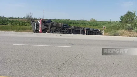 Kürdəmirdə yük maşını aşıb, sürücü xəsarət alıb