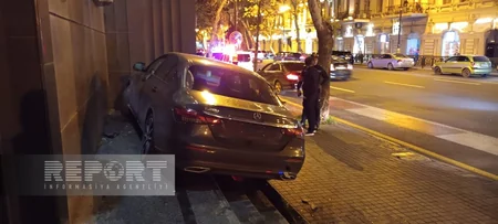 Bakıda minik avtomobili “KamAZ”la toqquşub