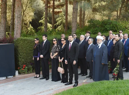 Azərbaycan Prezidenti Ümummilli Lider Heydər Əliyevin məzarını ziyarət edib - FOTO