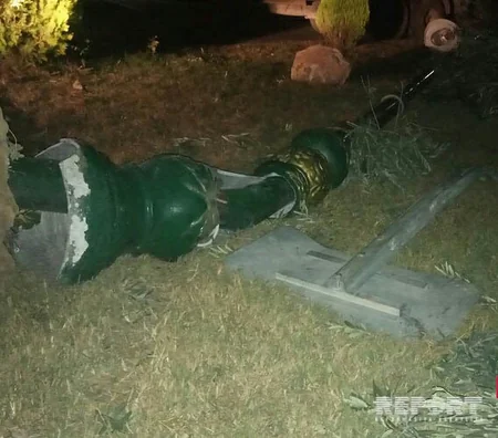Автомобиль снес фонарный столб и врезался в дерево в центре Азербайджана - ФОТО