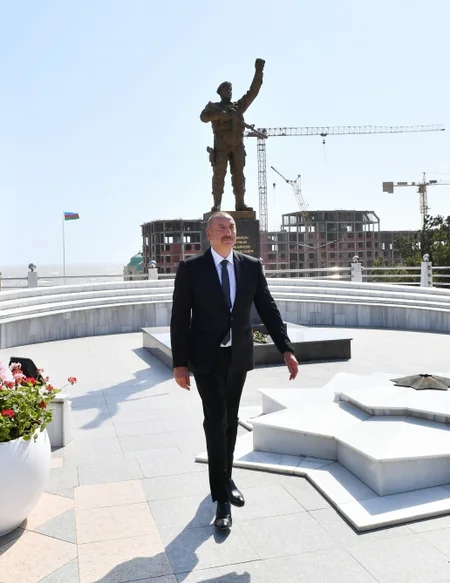 Dövlət başçısı Sumqayıtda Şəhidlər xiyabanında olub