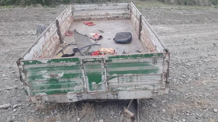Ağdaşda avtomobil traktorun qoşqusuna çırpılıb