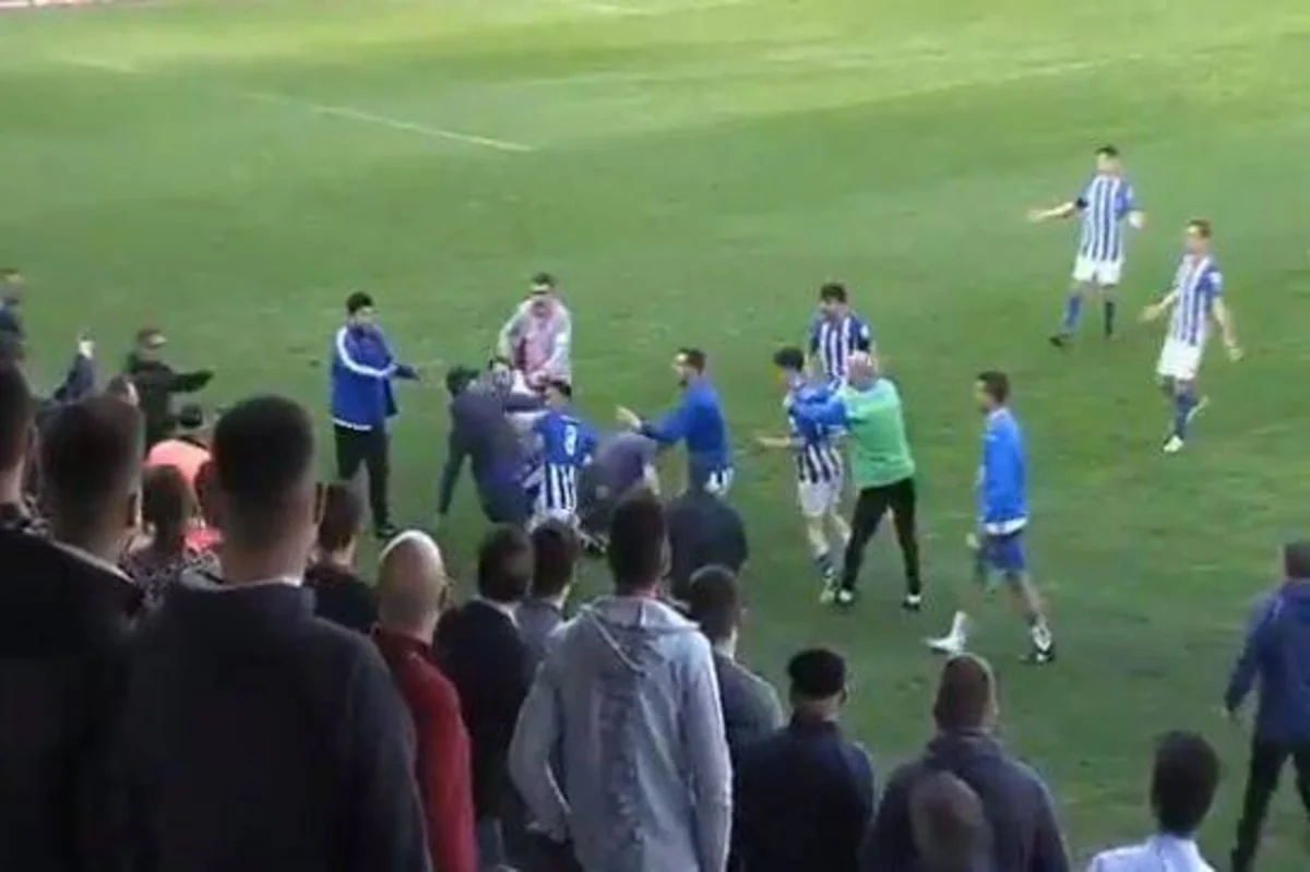 İspaniya çempionatında azarkeşlərlə futbolçular arasında dava düşüb - VİDEO